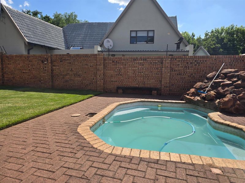 Modern Elegance Meets Effortless Comfort - A Home Designed for Living and Entertaining - Photo 4