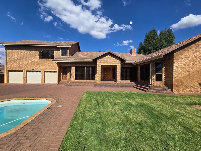 Modern Elegance Meets Effortless Comfort - A Home Designed for Living and Entertaining - Photo 1