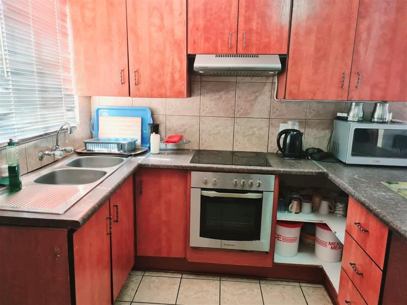 Modern 3-Bedroom Family Home in Olievenhoutbosch, Centurion - Photo 2