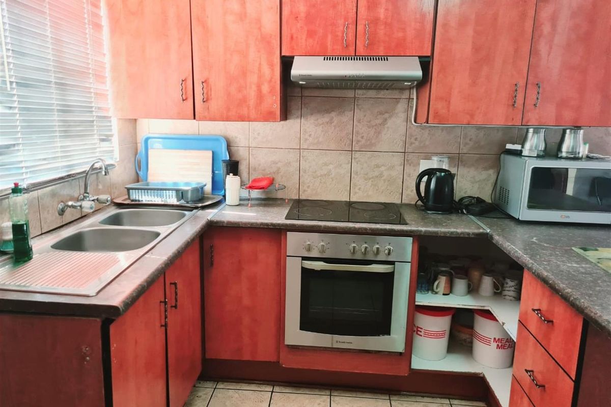 Modern 3-Bedroom Family Home in Olievenhoutbosch, Centurion - Photo 2