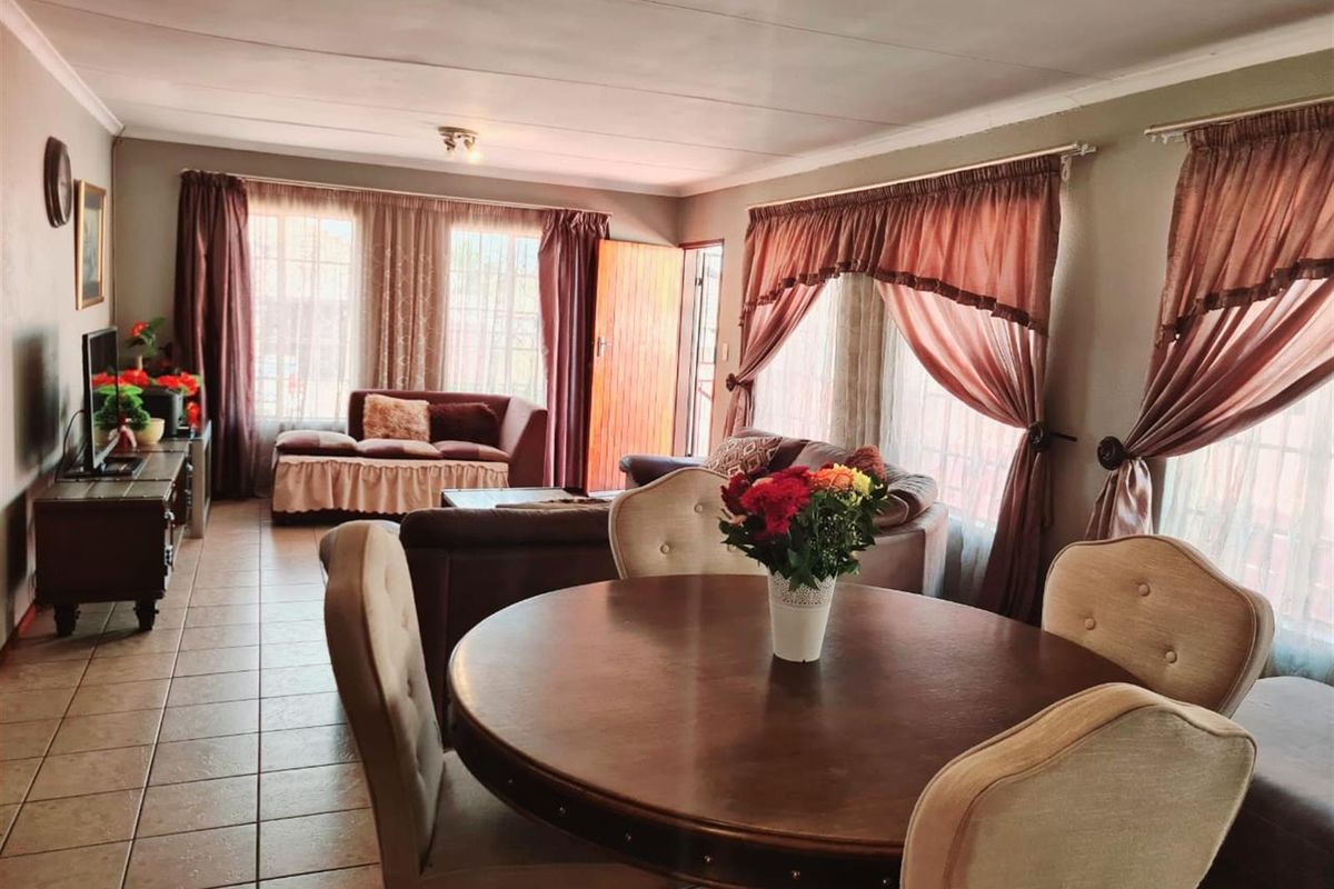 Modern 3-Bedroom Family Home in Olievenhoutbosch, Centurion - Photo 4