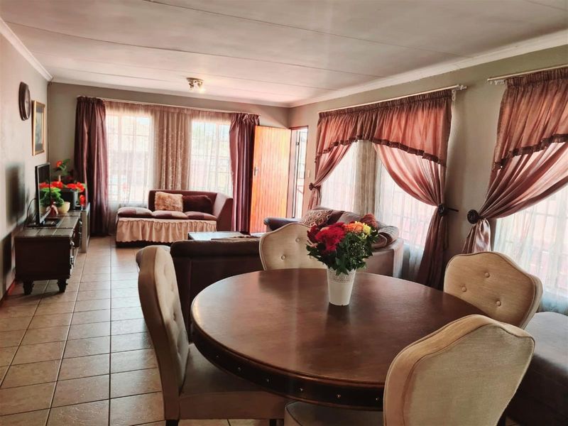 Modern 3-Bedroom Family Home in Olievenhoutbosch, Centurion - Photo 4