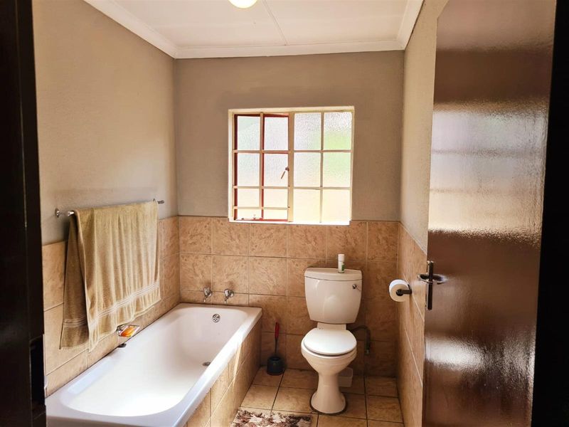 Modern 3-Bedroom Family Home in Olievenhoutbosch, Centurion - Photo 9