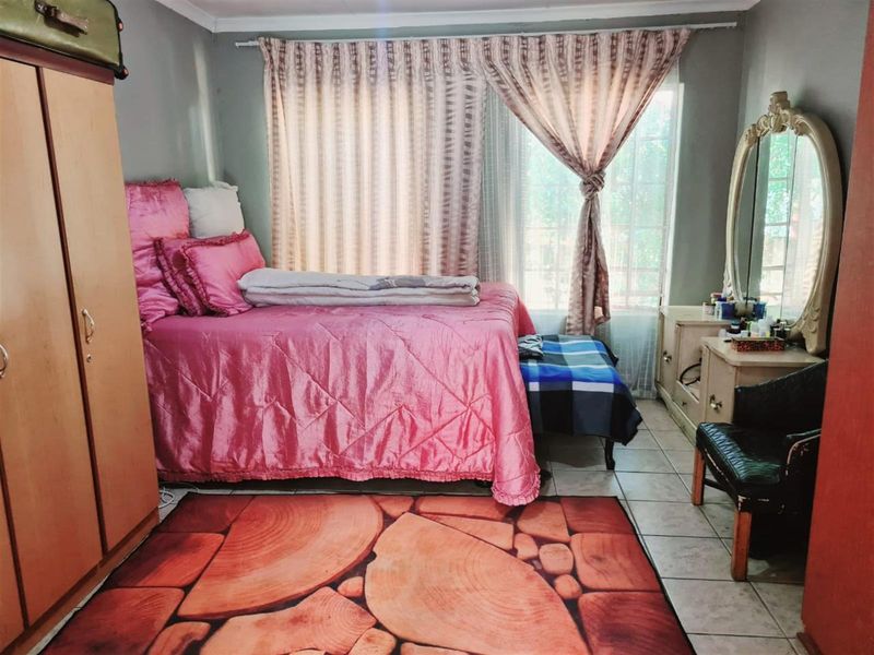 Modern 3-Bedroom Family Home in Olievenhoutbosch, Centurion - Photo 8