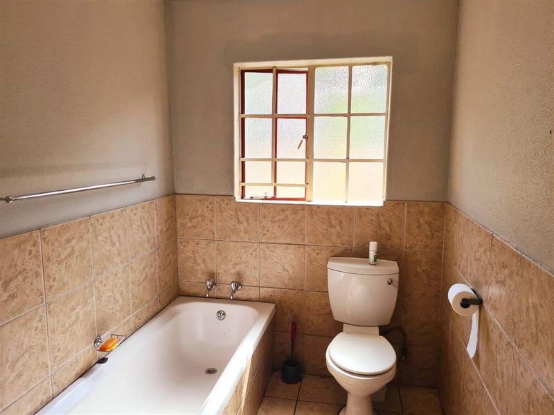 Modern 3-Bedroom Family Home in Olievenhoutbosch, Centurion - Photo 7