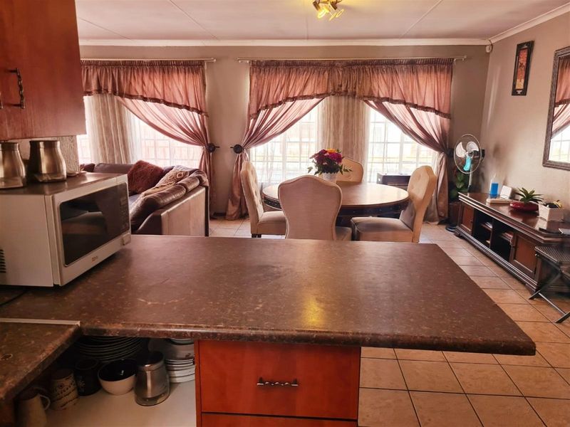 Modern 3-Bedroom Family Home in Olievenhoutbosch, Centurion - Photo 3