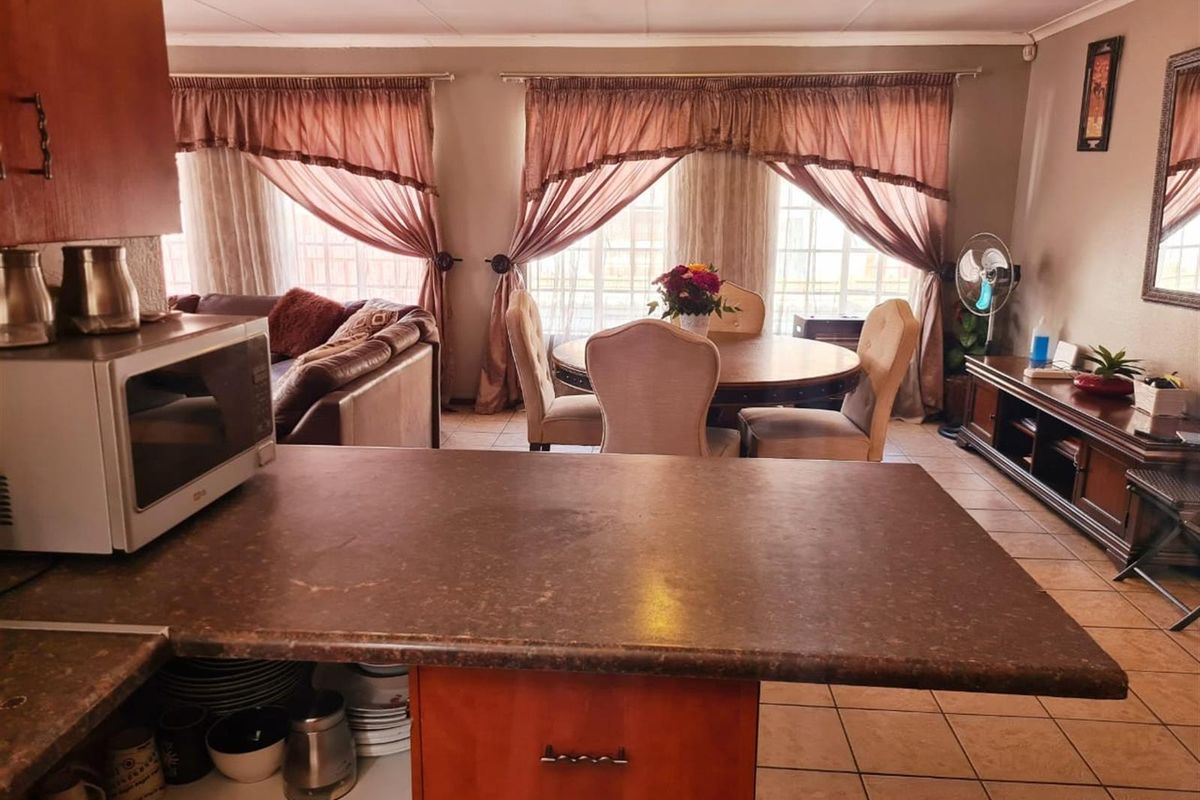 Modern 3-Bedroom Family Home in Olievenhoutbosch, Centurion - Photo 3