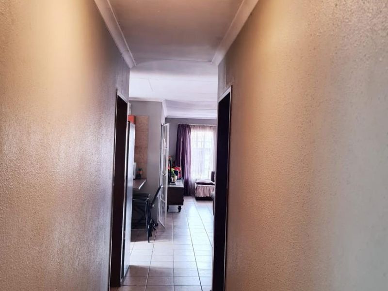 Modern 3-Bedroom Family Home in Olievenhoutbosch, Centurion - Photo 6