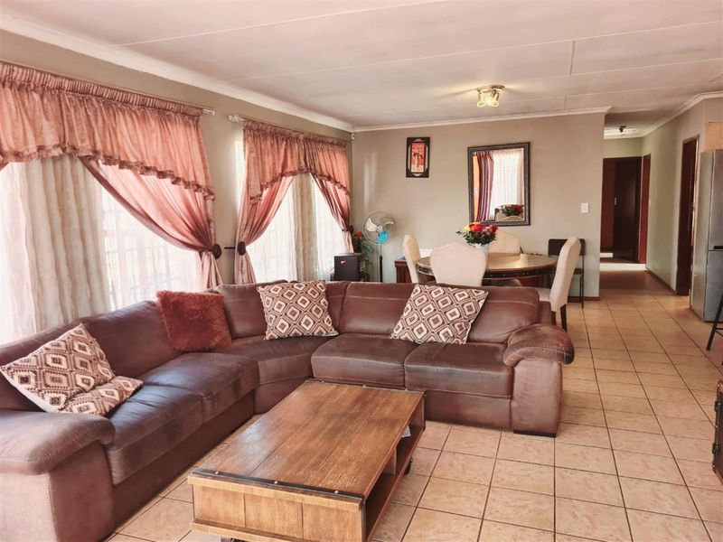 Modern 3-Bedroom Family Home in Olievenhoutbosch, Centurion - Photo 5
