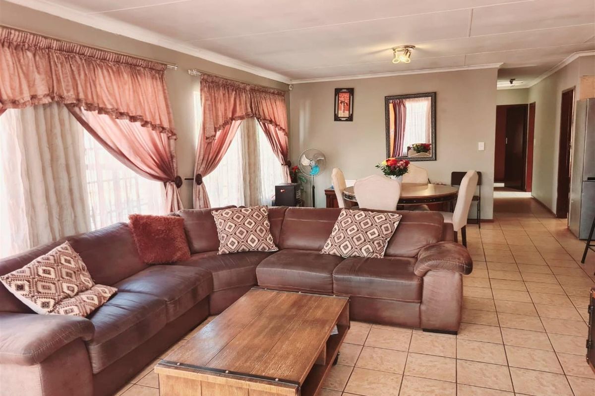 Modern 3-Bedroom Family Home in Olievenhoutbosch, Centurion - Photo 5