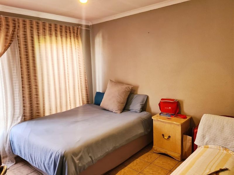 Modern 3-Bedroom Family Home in Olievenhoutbosch, Centurion - Photo 10