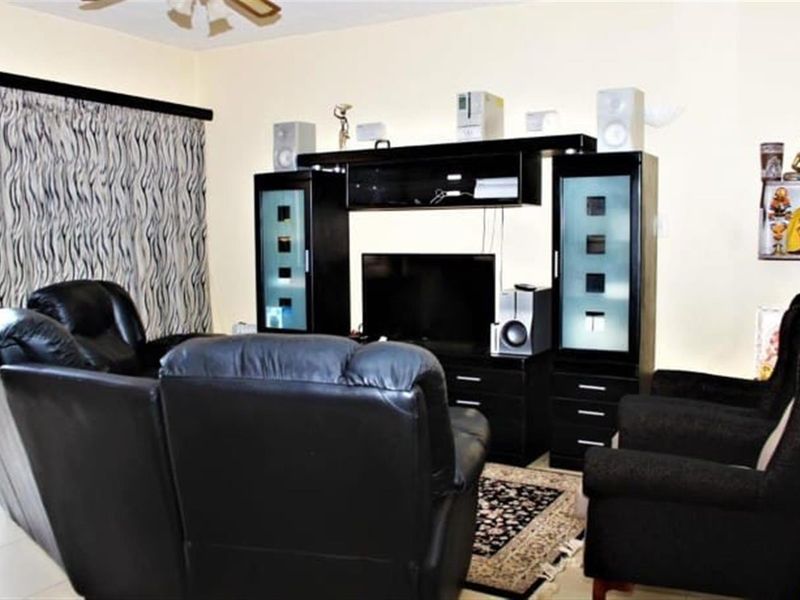 Complex For Sale in Port Edward KwaZulu Natal - Photo 4