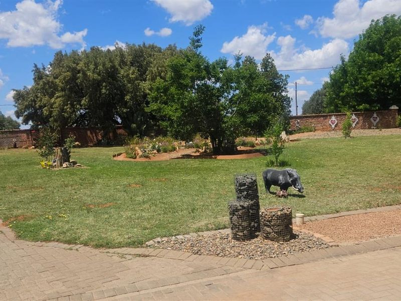 Charming 3-Bedroom Townhouse in Camelot Estate - Photo 4