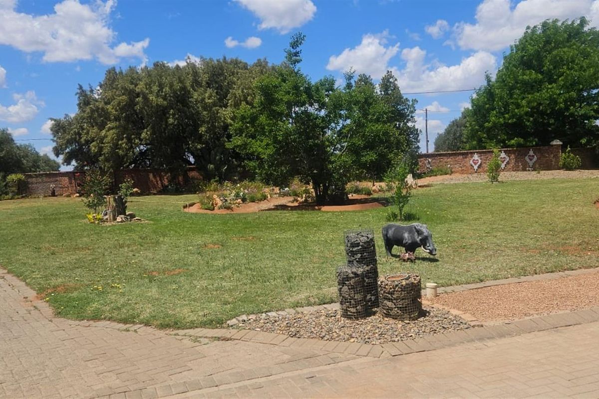 Charming 3-Bedroom Townhouse in Camelot Estate - Photo 4