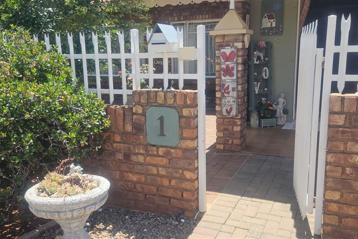 Charming 3-Bedroom Townhouse in Camelot Estate - Photo 5