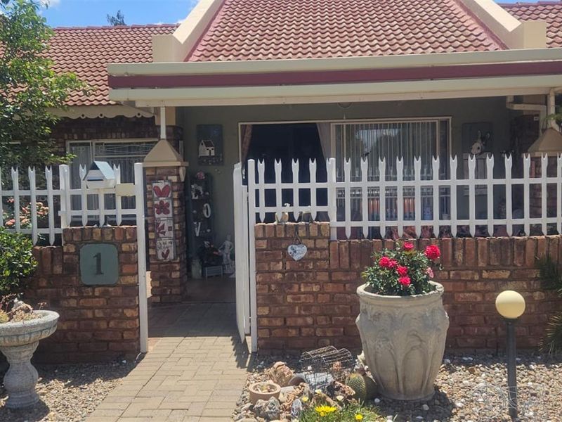 Charming 3-Bedroom Townhouse in Camelot Estate - Photo 2