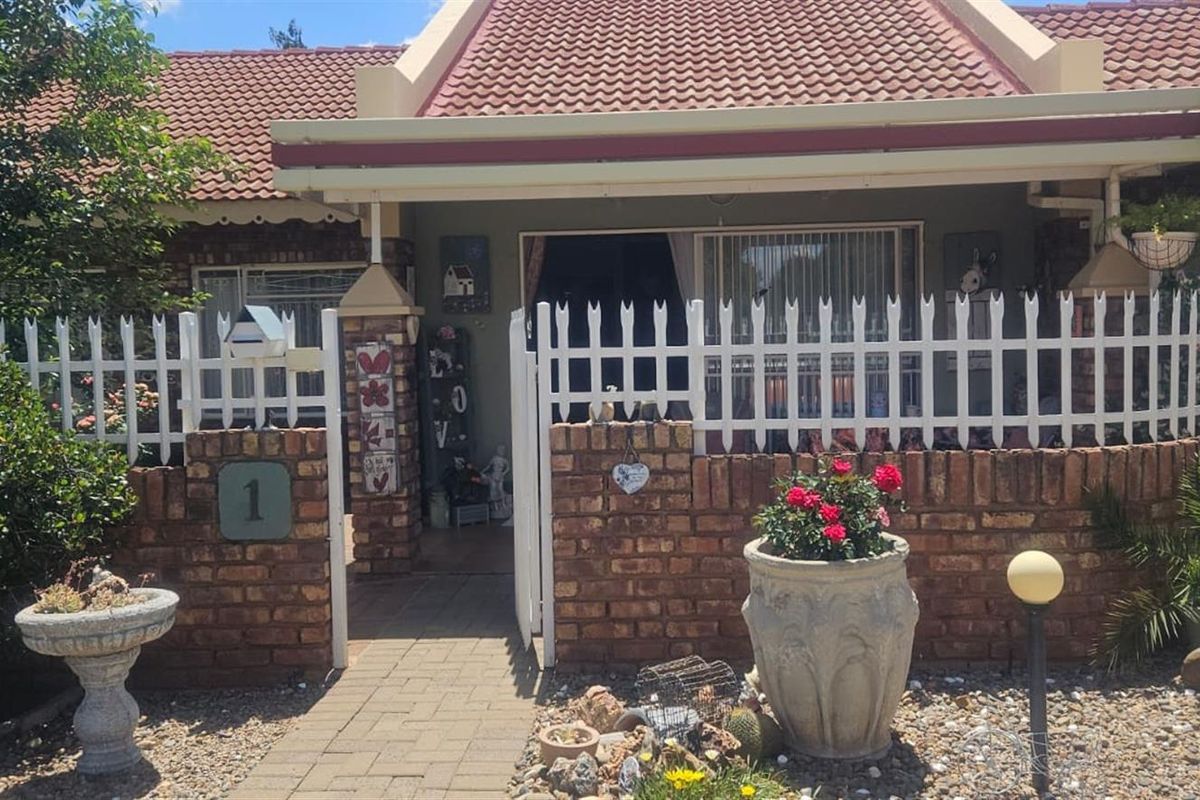 Charming 3-Bedroom Townhouse in Camelot Estate - Photo 2