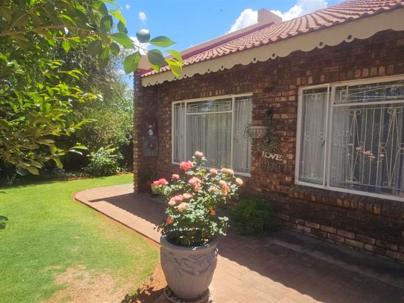 Charming 3-Bedroom Townhouse in Camelot Estate - Photo 7