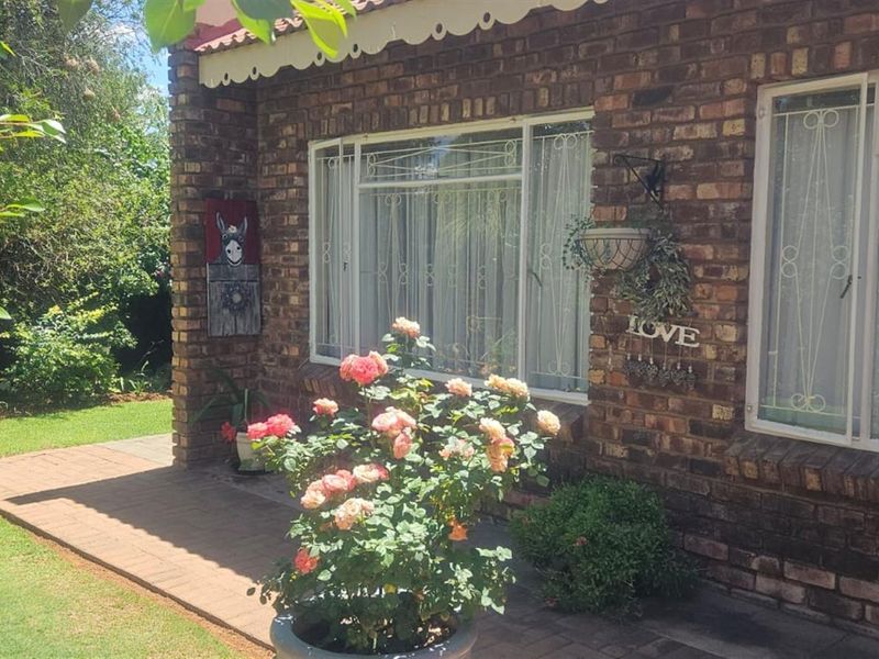 Charming 3-Bedroom Townhouse in Camelot Estate - Photo 6