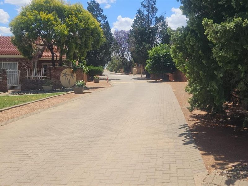 Charming 3-Bedroom Townhouse in Camelot Estate - Photo 3