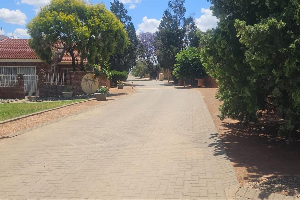 Charming 3-Bedroom Townhouse in Camelot Estate - Photo 3