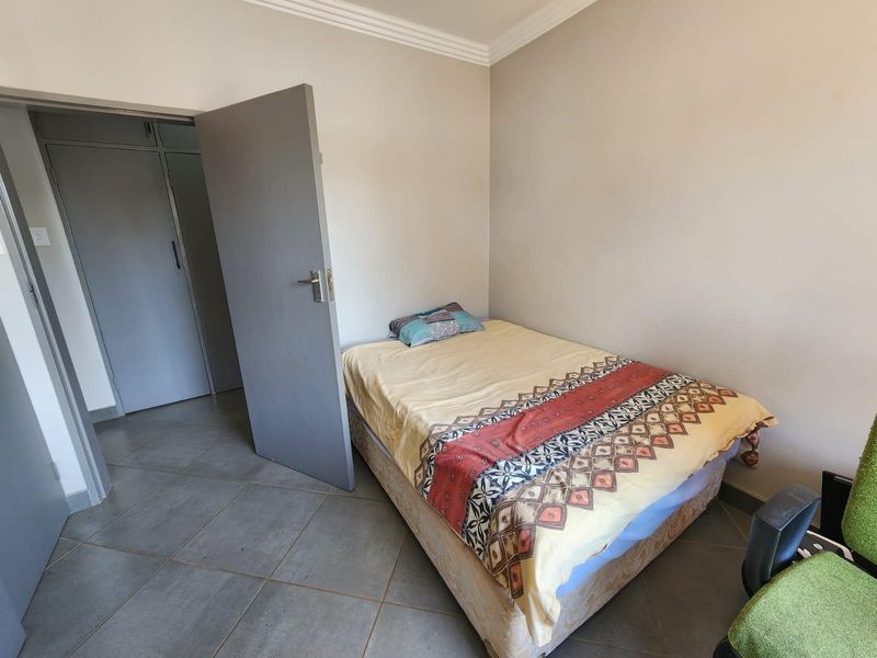 Neat Renovated Freestanding 3 Bedroom Home with 1 Bedroom Flat ,with big yard for sale. - Photo 10