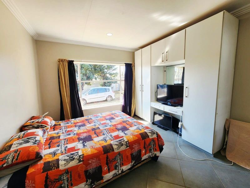 Neat Renovated Freestanding 3 Bedroom Home with 1 Bedroom Flat ,with big yard for sale. - Photo 7