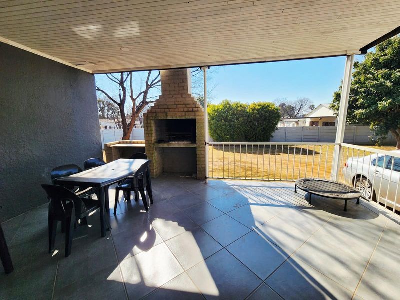 Neat Renovated Freestanding 3 Bedroom Home with 1 Bedroom Flat ,with big yard for sale. - Photo 6