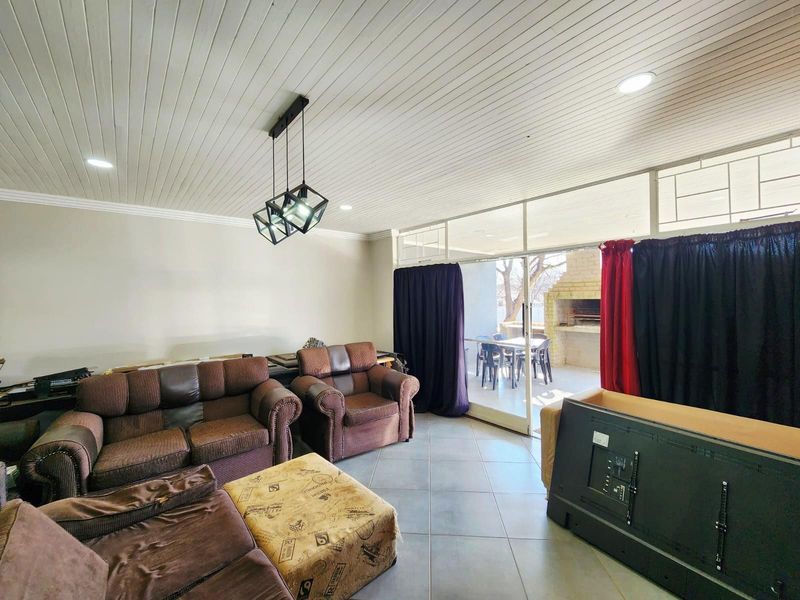 Neat Renovated Freestanding 3 Bedroom Home with 1 Bedroom Flat ,with big yard for sale. - Photo 4