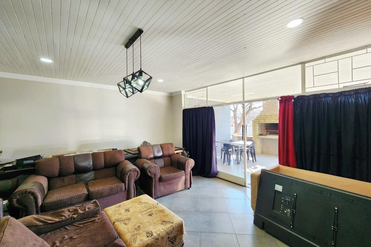 Neat Renovated Freestanding 3 Bedroom Home with 1 Bedroom Flat ,with big yard for sale. - Photo 4