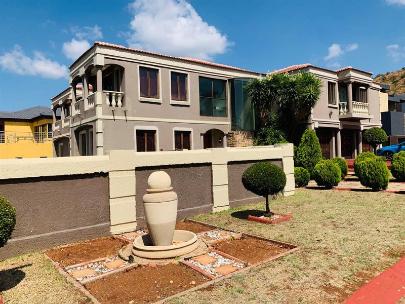 Exceptional 5-Bedroom House in an Estate in Amandasig - Photo 2