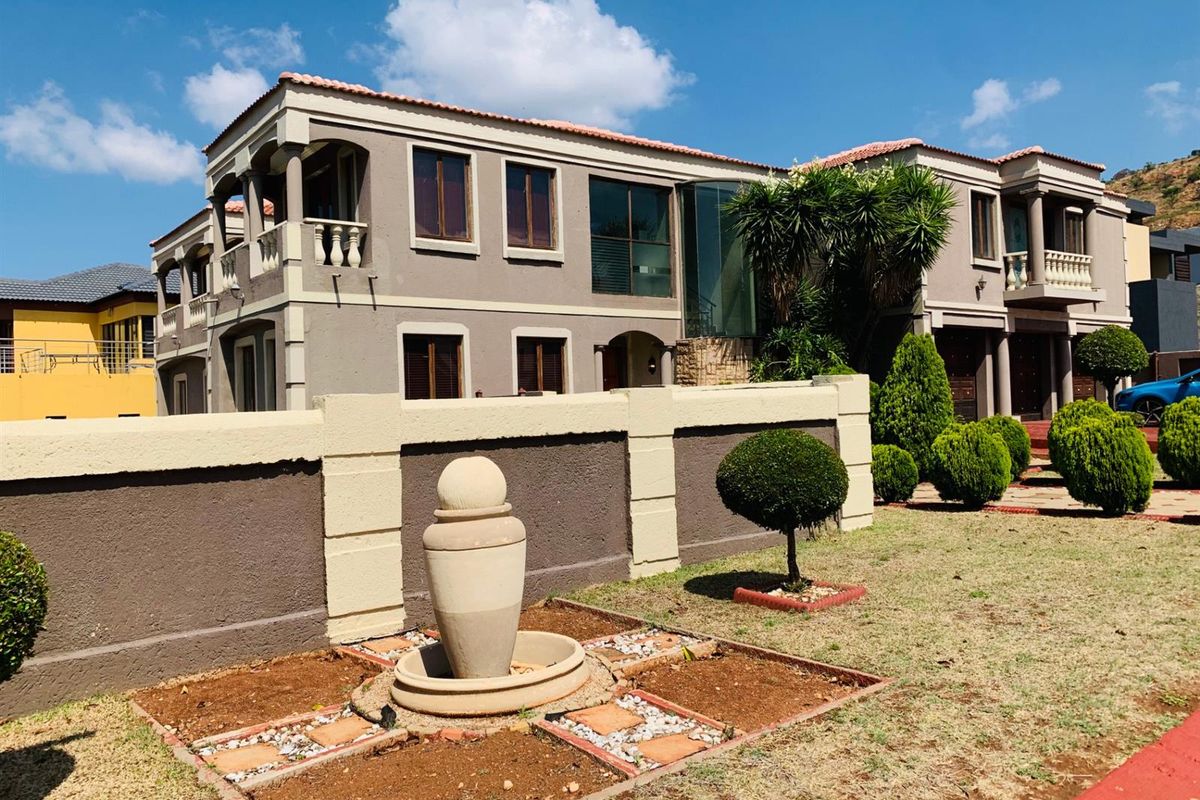 Exceptional 5-Bedroom House in an Estate in Amandasig - Photo 2