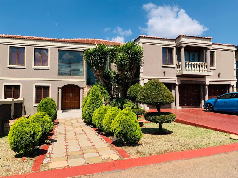 Exceptional 5-Bedroom House in an Estate in Amandasig - Photo 3