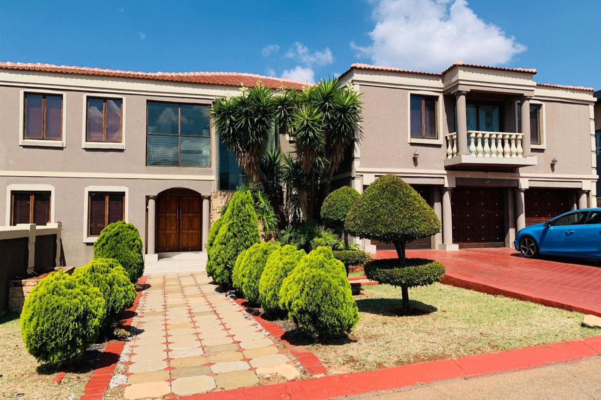 Exceptional 5-Bedroom House in an Estate in Amandasig - Photo 3