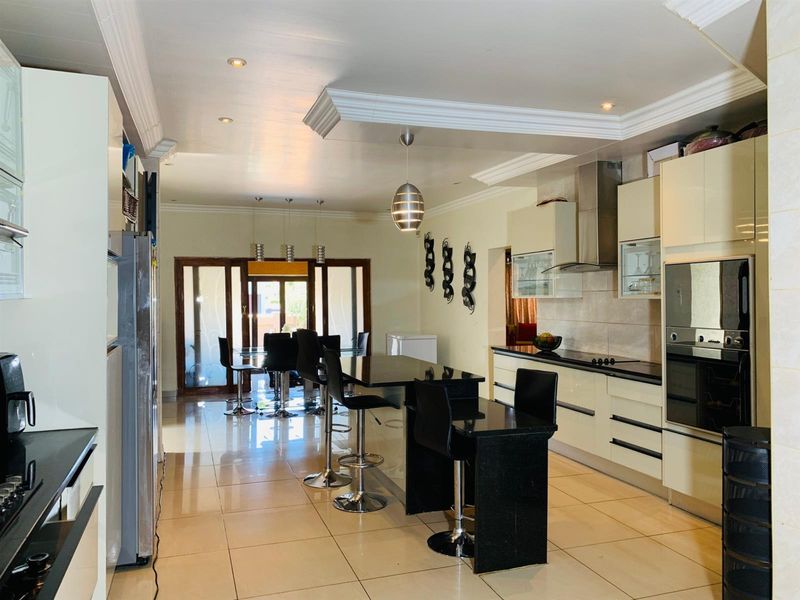 Exceptional 5-Bedroom House in an Estate in Amandasig - Photo 5