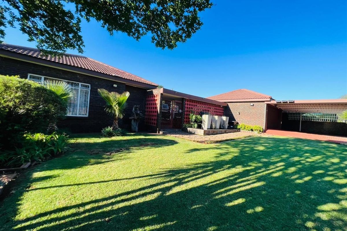 Stunning 3-Bedroom Family House For Sale in SE 2, Vanderbijlpark - Photo 2