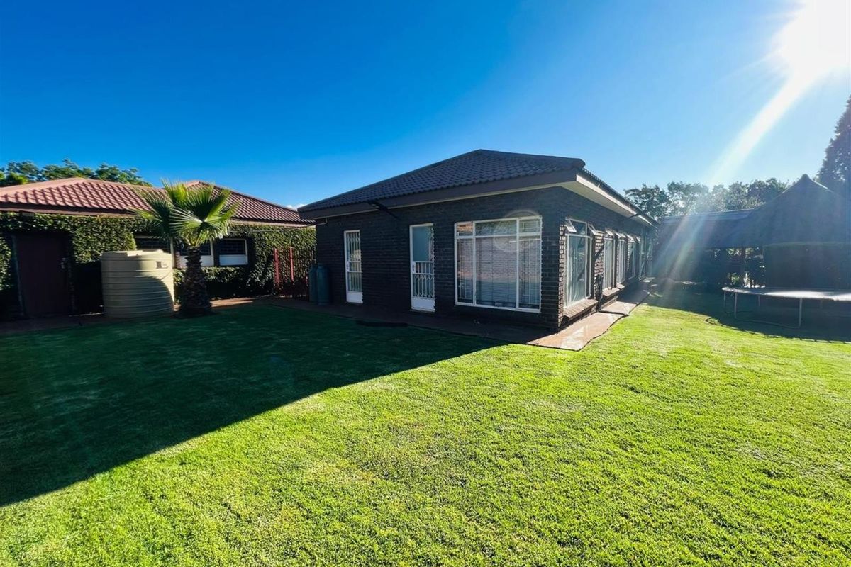 Stunning 3-Bedroom Family House For Sale in SE 2, Vanderbijlpark - Photo 3