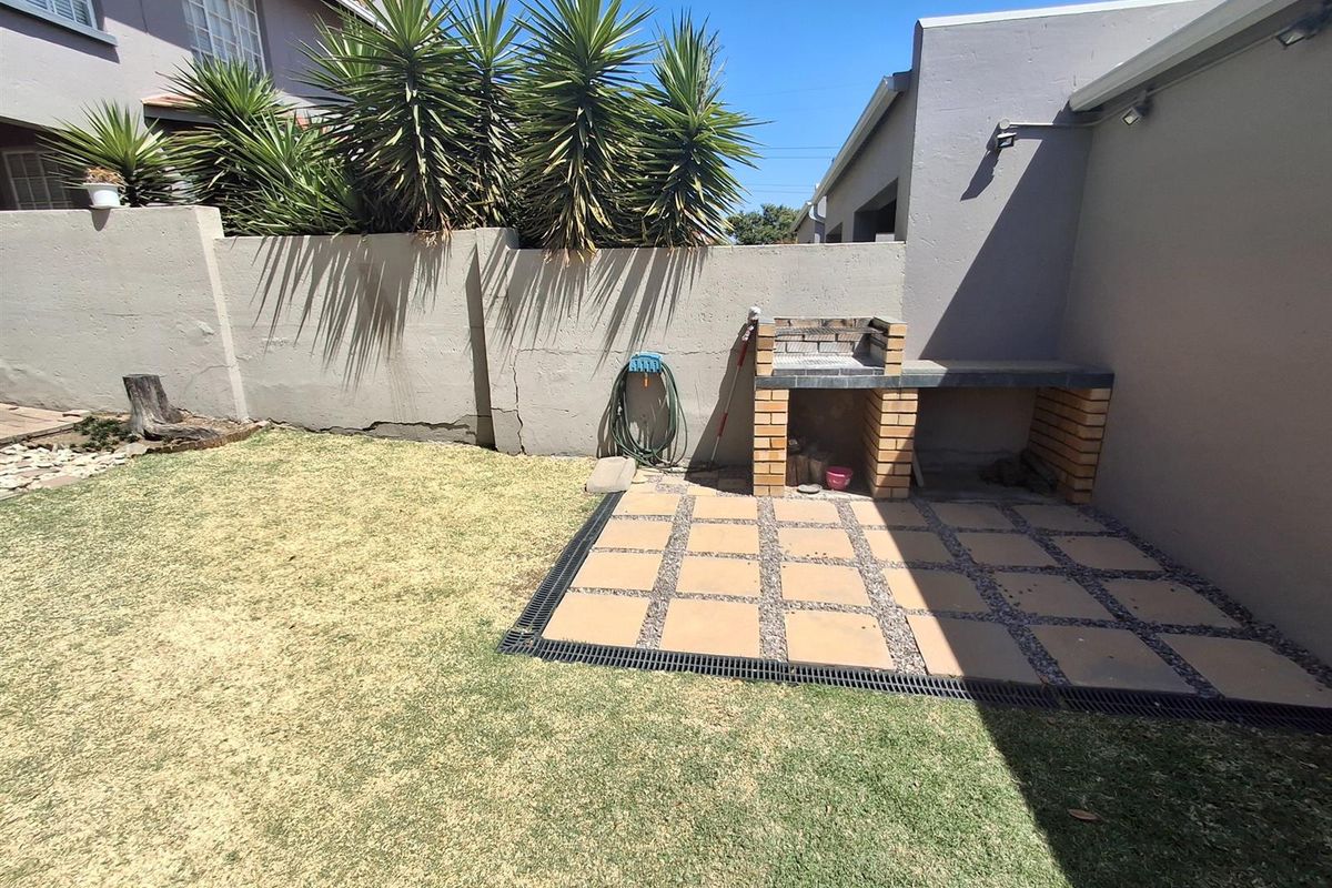 3 BEDROOM DUPLEX IN BOOMED-OFF SUBURB OF EDENGLEN - Photo 3