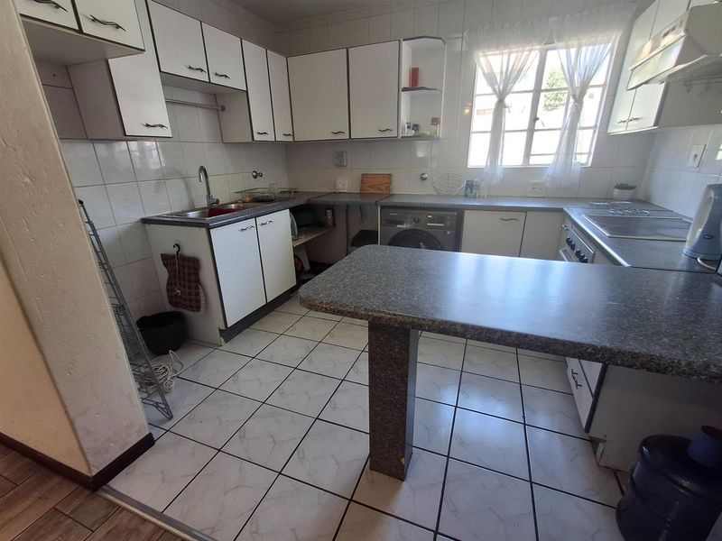 3 BEDROOM DUPLEX IN BOOMED-OFF SUBURB OF EDENGLEN - Photo 9