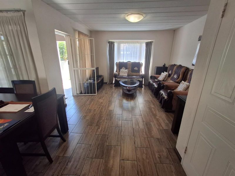 3 BEDROOM DUPLEX IN BOOMED-OFF SUBURB OF EDENGLEN - Photo 6