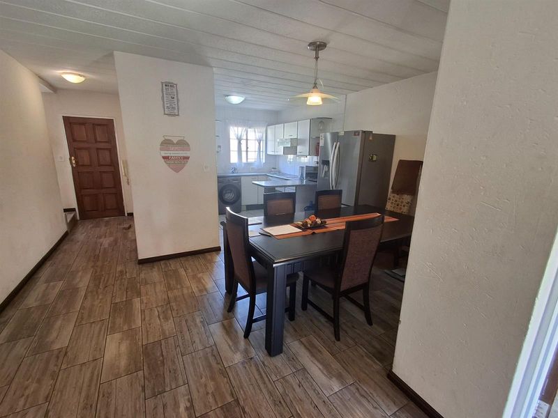 3 BEDROOM DUPLEX IN BOOMED-OFF SUBURB OF EDENGLEN - Photo 7