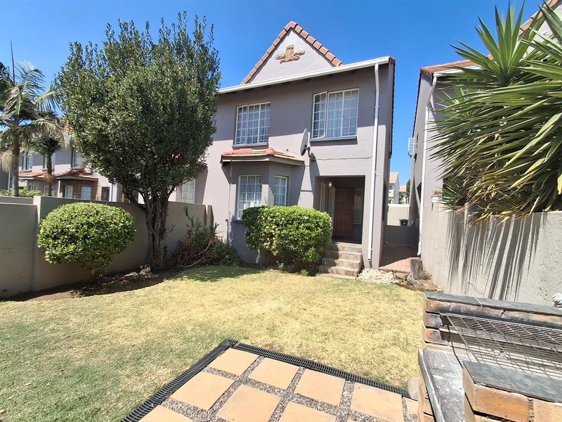 3 BEDROOM DUPLEX IN BOOMED-OFF SUBURB OF EDENGLEN - Photo 2