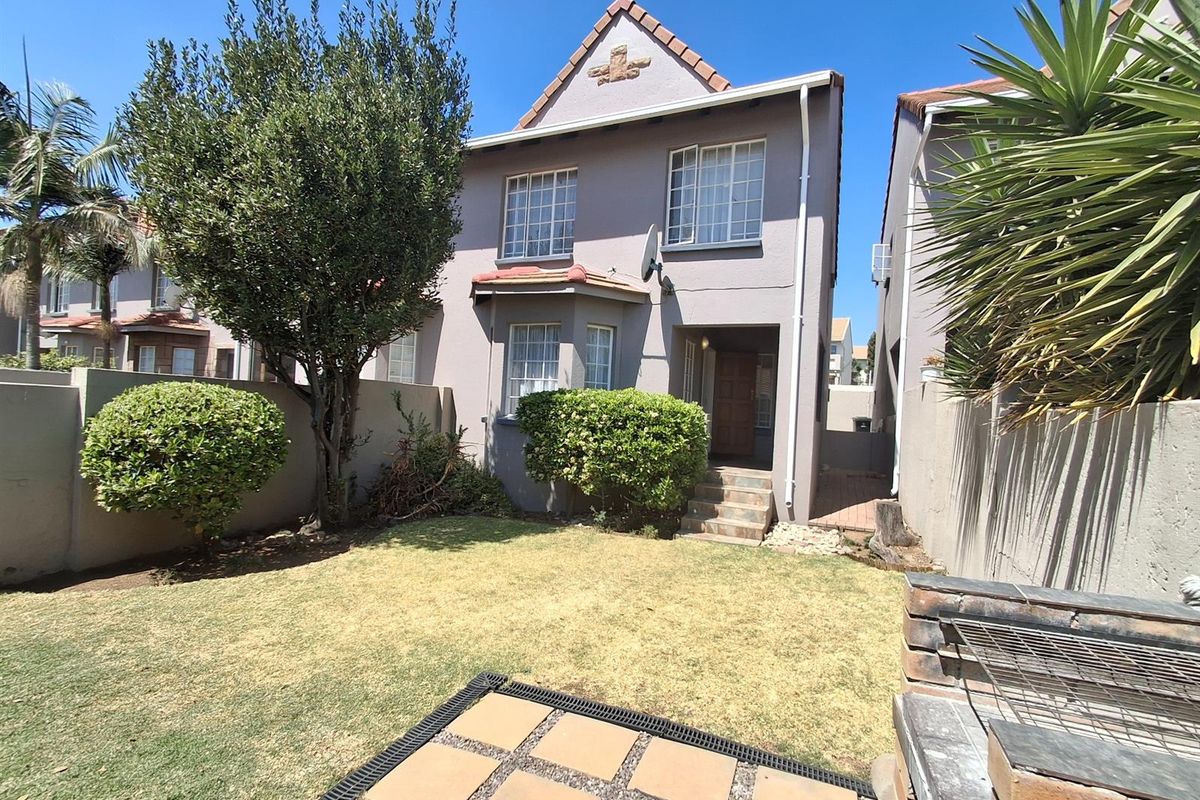 3 BEDROOM DUPLEX IN BOOMED-OFF SUBURB OF EDENGLEN - Photo 2