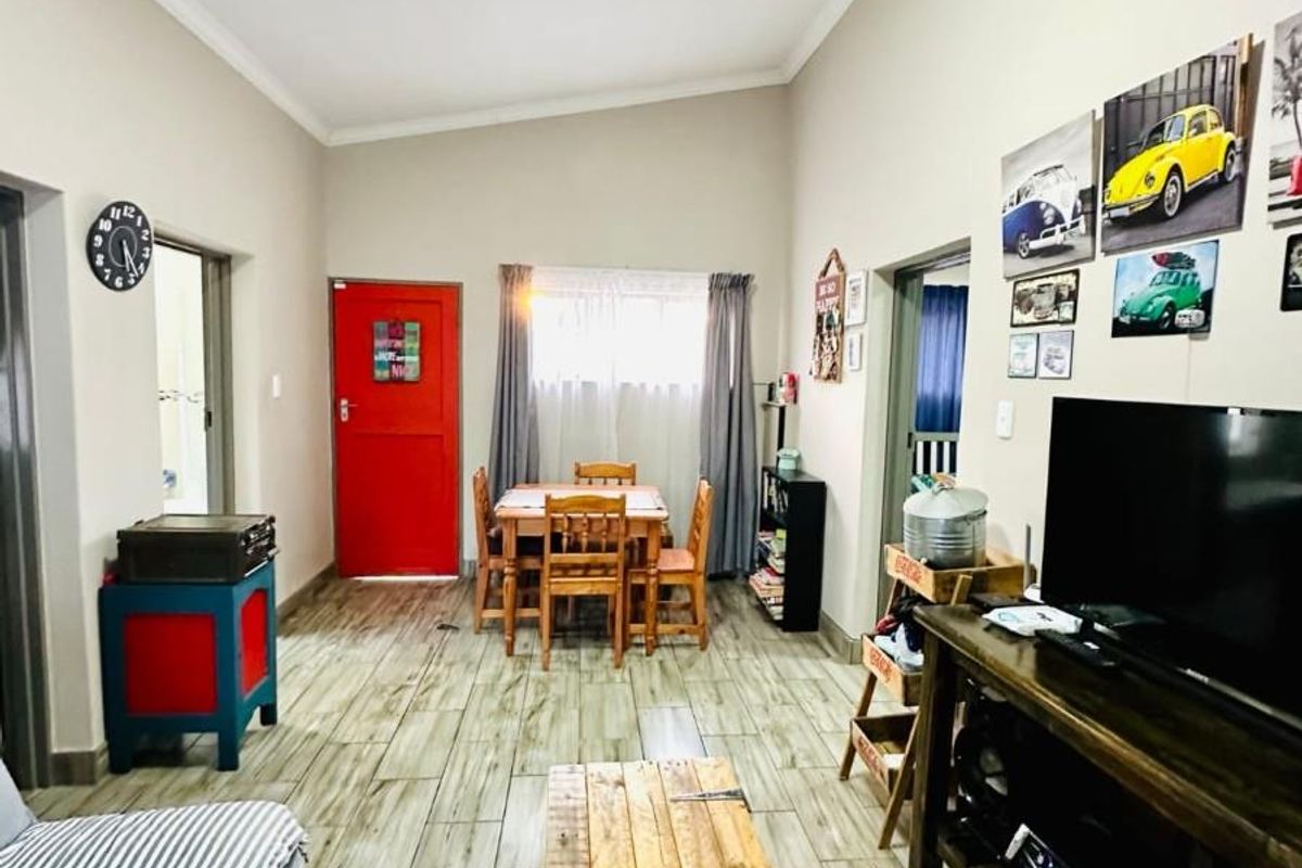 8-Bedroom, 4-Bath Home - No Loadshedding, Excellent Investment Opportunity - Photo 2