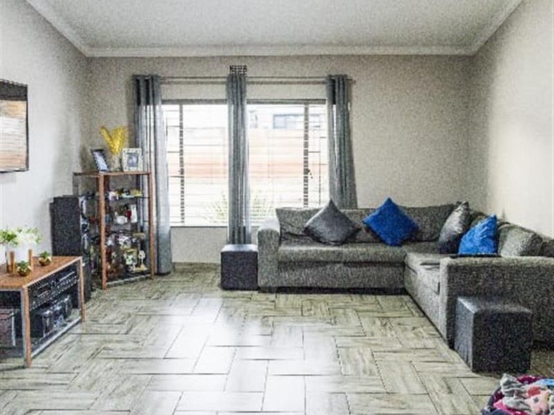 8-Bedroom, 4-Bath Home - No Loadshedding, Excellent Investment Opportunity - Photo 4