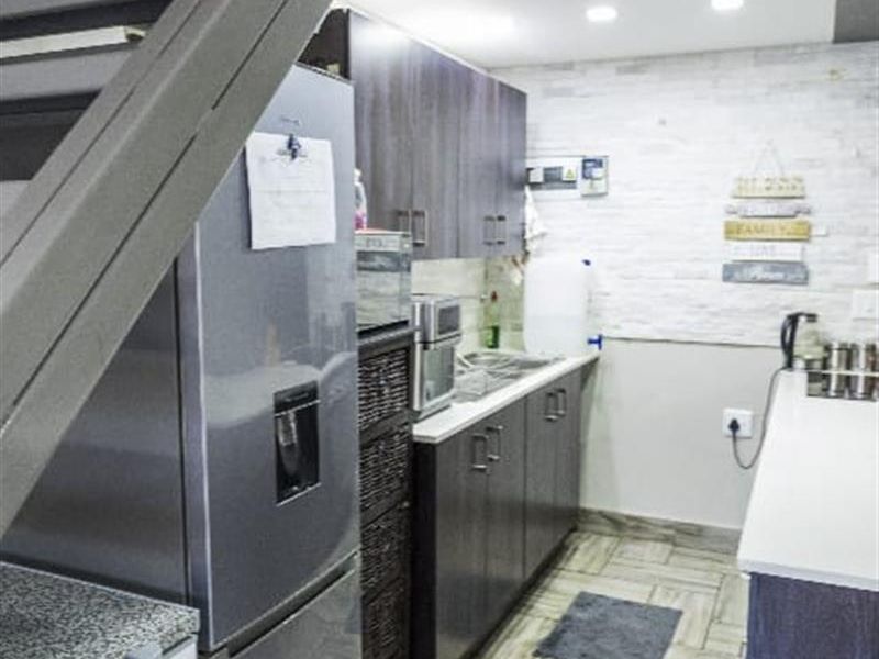 8-Bedroom, 4-Bath Home - No Loadshedding, Excellent Investment Opportunity - Photo 7