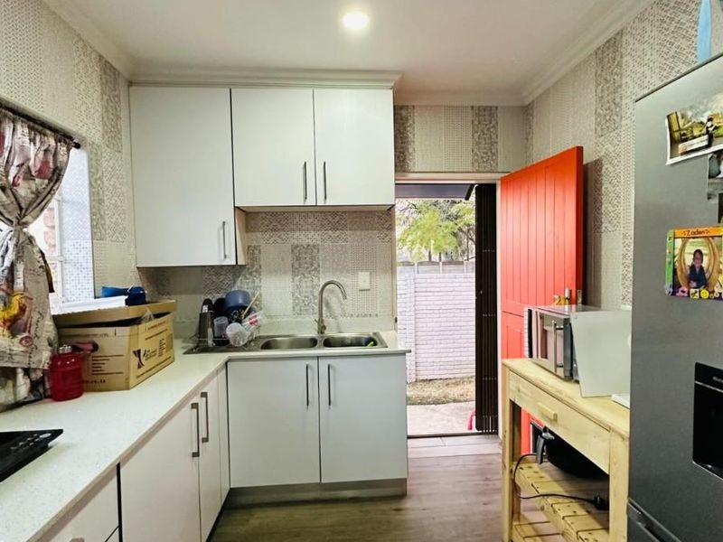 8-Bedroom, 4-Bath Home - No Loadshedding, Excellent Investment Opportunity - Photo 6