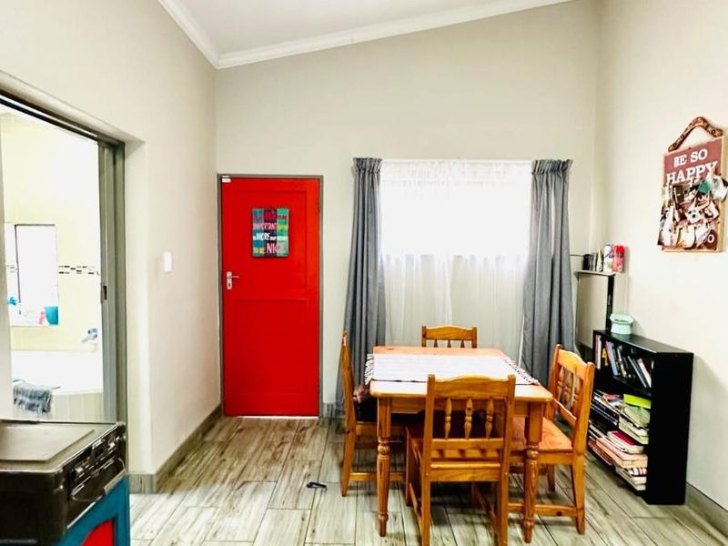 8-Bedroom, 4-Bath Home - No Loadshedding, Excellent Investment Opportunity - Photo 3