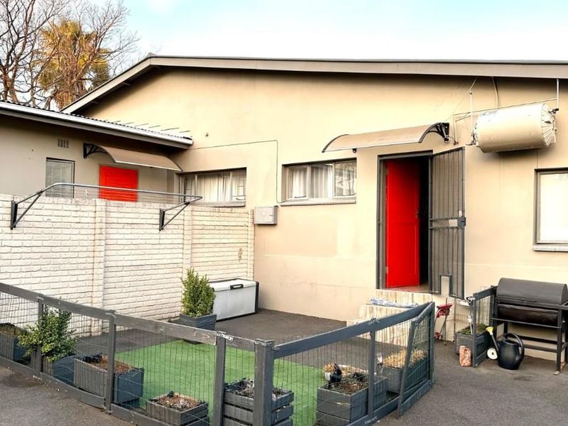 8-Bedroom, 4-Bath Home - No Loadshedding, Excellent Investment Opportunity - Photo 10