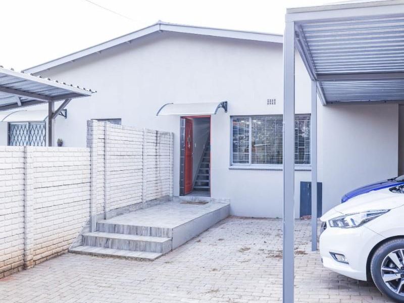 8-Bedroom, 4-Bath Home - No Loadshedding, Excellent Investment Opportunity - Photo 9